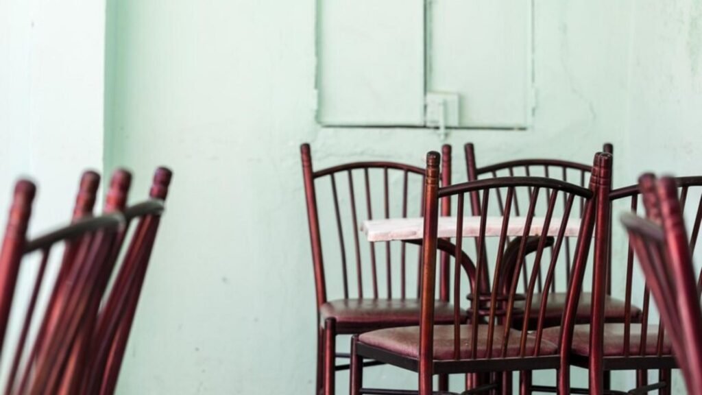 Why Mismatched Dining Combine Chairs of Different Styles and Materials