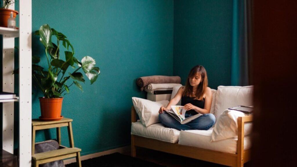 How to Use Dark Colors Without Create a cocoon with two dark walls